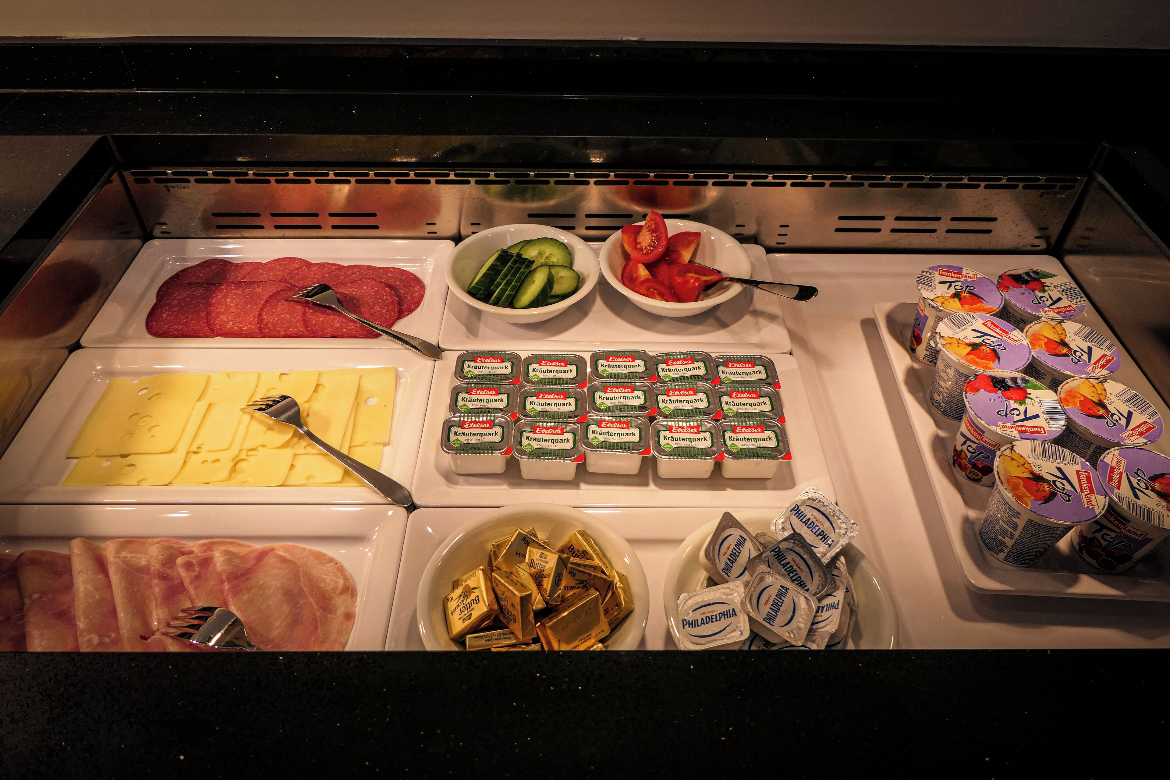 Se ofrece un desayuno bufé (12.00 EUR por persona)