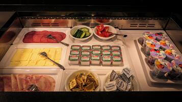 Se ofrece un desayuno bufé (12.00 EUR por persona)