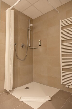 Double Room | Bathroom | Shower, free toiletries, hair dryer, towels - Sporthotel Treff Punkt  (Wiesbaden)