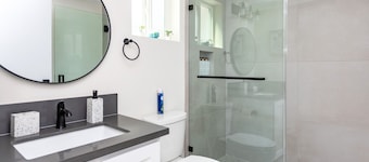 Modern Private 1BR Guesthouse w Parking & Fast Wi-Fi â Winnetka LA