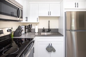 Geladeira, micro-ondas, fogão, cooktop