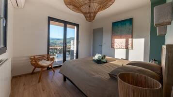 8 habitaciones, tabla de planchar con plancha y cuna de viaje