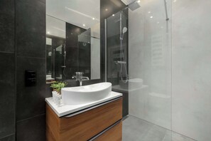 Shower, hair dryer, towels, shampoo - Functional Apartment | Parking, Balcony, Workspace (Kraków)