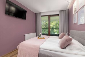 1 chambre, bureau, fer et planche à repasser, lit parapluie