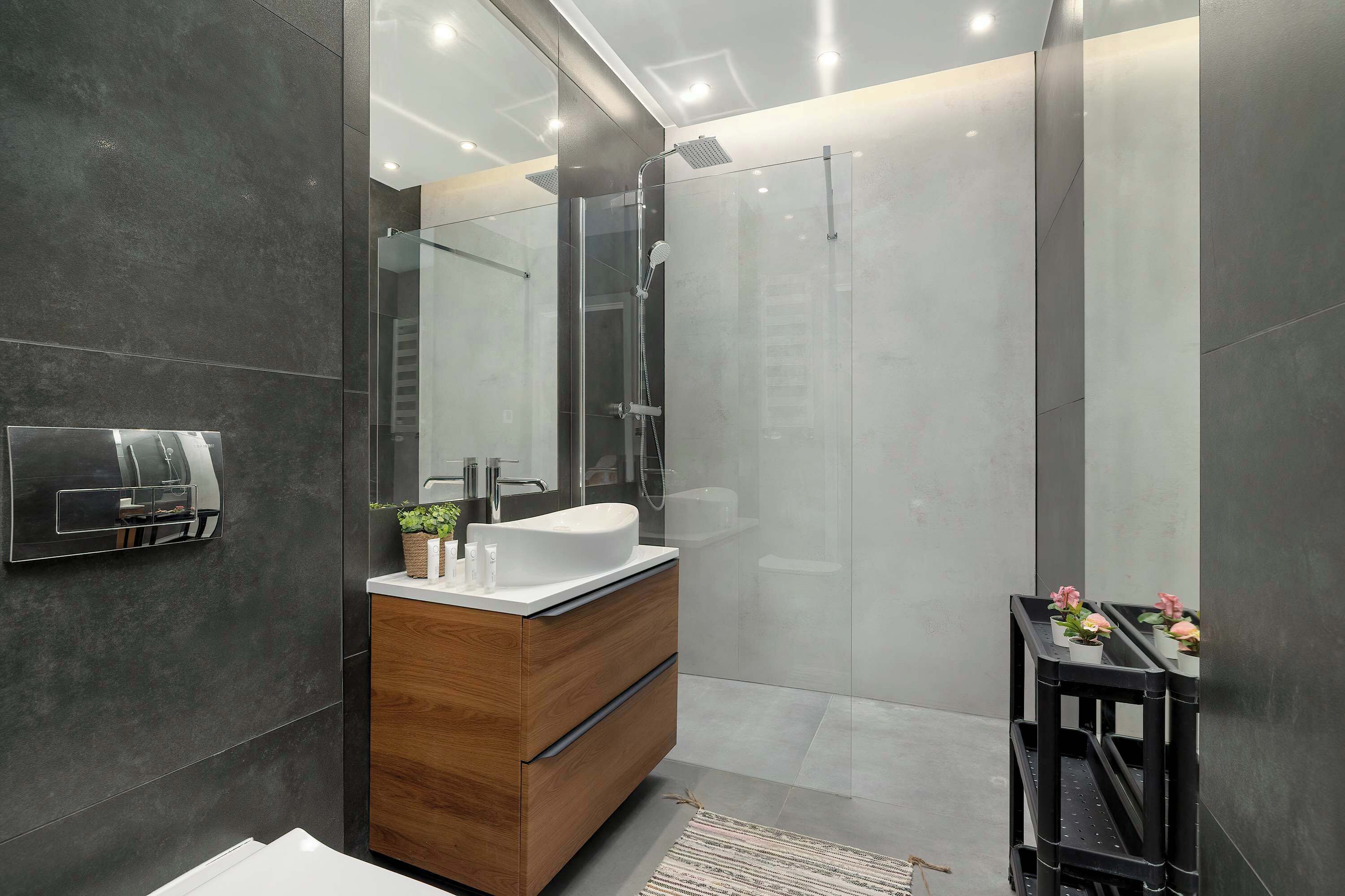Shower, hair dryer, towels, shampoo