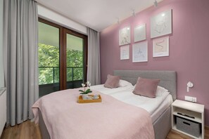 1 chambre, bureau, fer et planche à repasser, lit parapluie