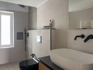 Douche, sèche-cheveux, serviettes fournies, savon