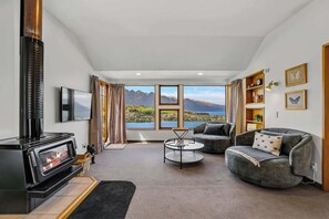 TV, fireplace, offices - Queenstown Hill Comfort, 4BR, Views, Fireplace (Queenstown)