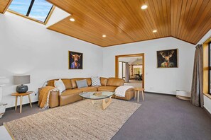 Televisio, takka, työhuone