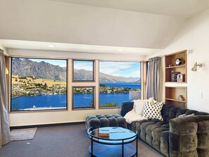 Televisio, takka, työhuone