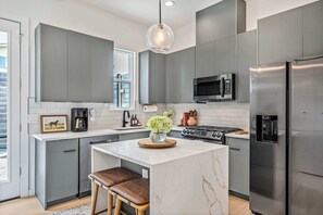 Refrigerador, microondas, horno y parrilla de estufa 