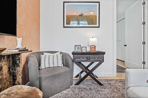 Televisión y oficina 