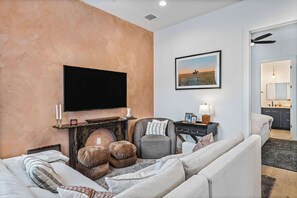 Televisión y oficina 