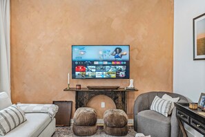 Televisión y oficina 