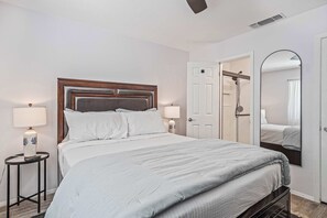 3 makuuhuonetta, työpöytä, silitysrauta/-lauta, vauvan matkasänky