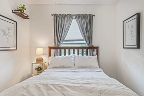 3 chambres, bureau, fer et planche à repasser, lit de bébé portatif