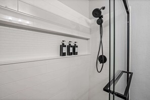 Shower, hair dryer, towels, shampoo - Workspace, Fire Pit & Private Outdoor Space (Austin)