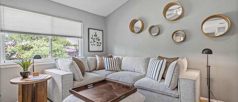 Televisión, libros y oficina