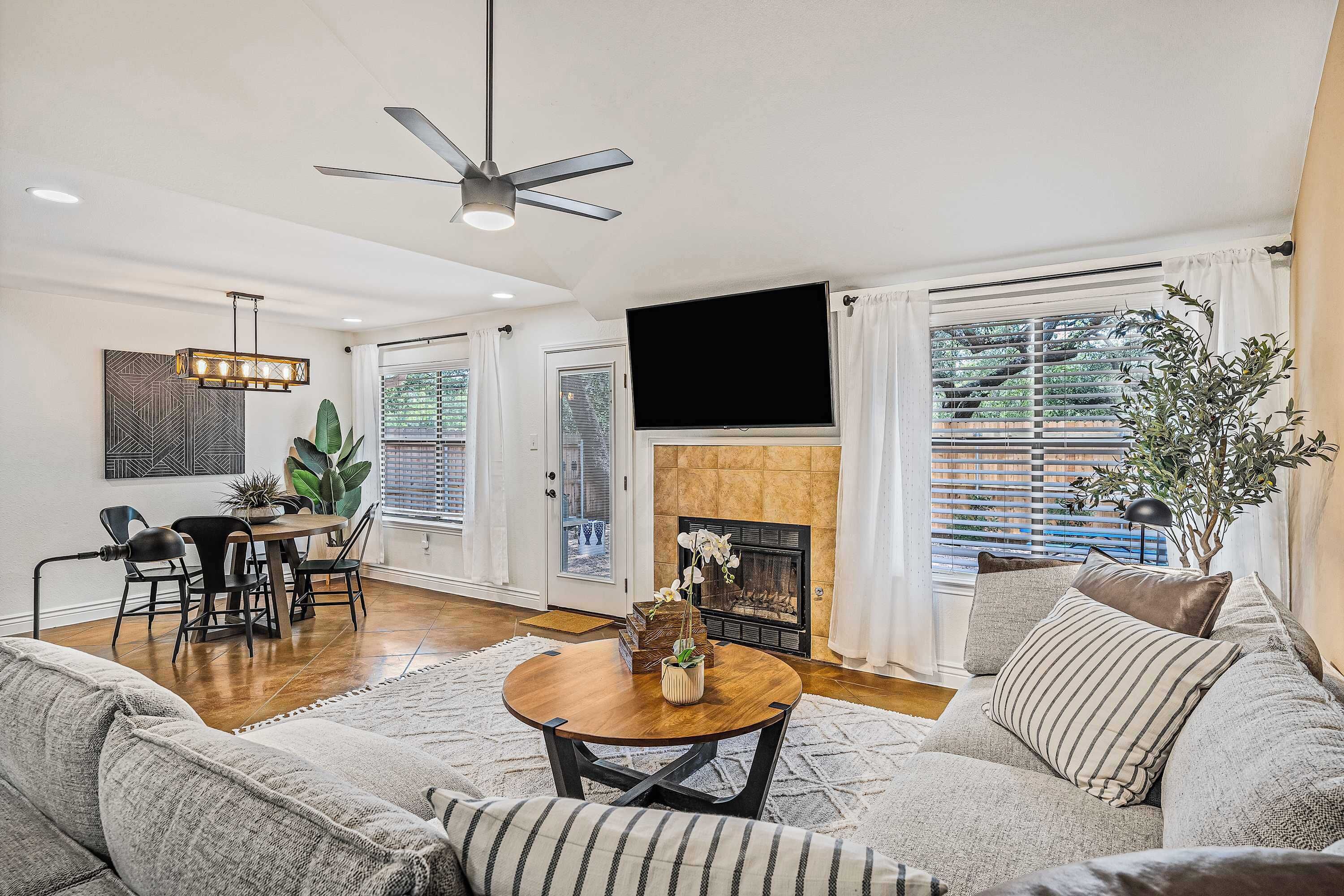 Fernseher, Kamin, Arbeitsbereiche