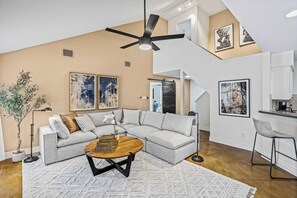 Télévision, cheminée, espaces bureaux