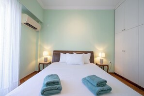 2 bedrooms, iron/ironing board, internet, bed sheets