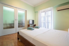 2 bedrooms, iron/ironing board, internet, bed sheets