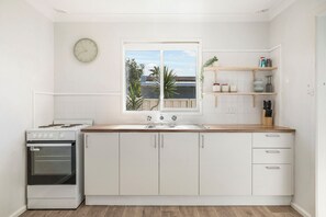 Frigorífico, microondas, horno y placa de cocina