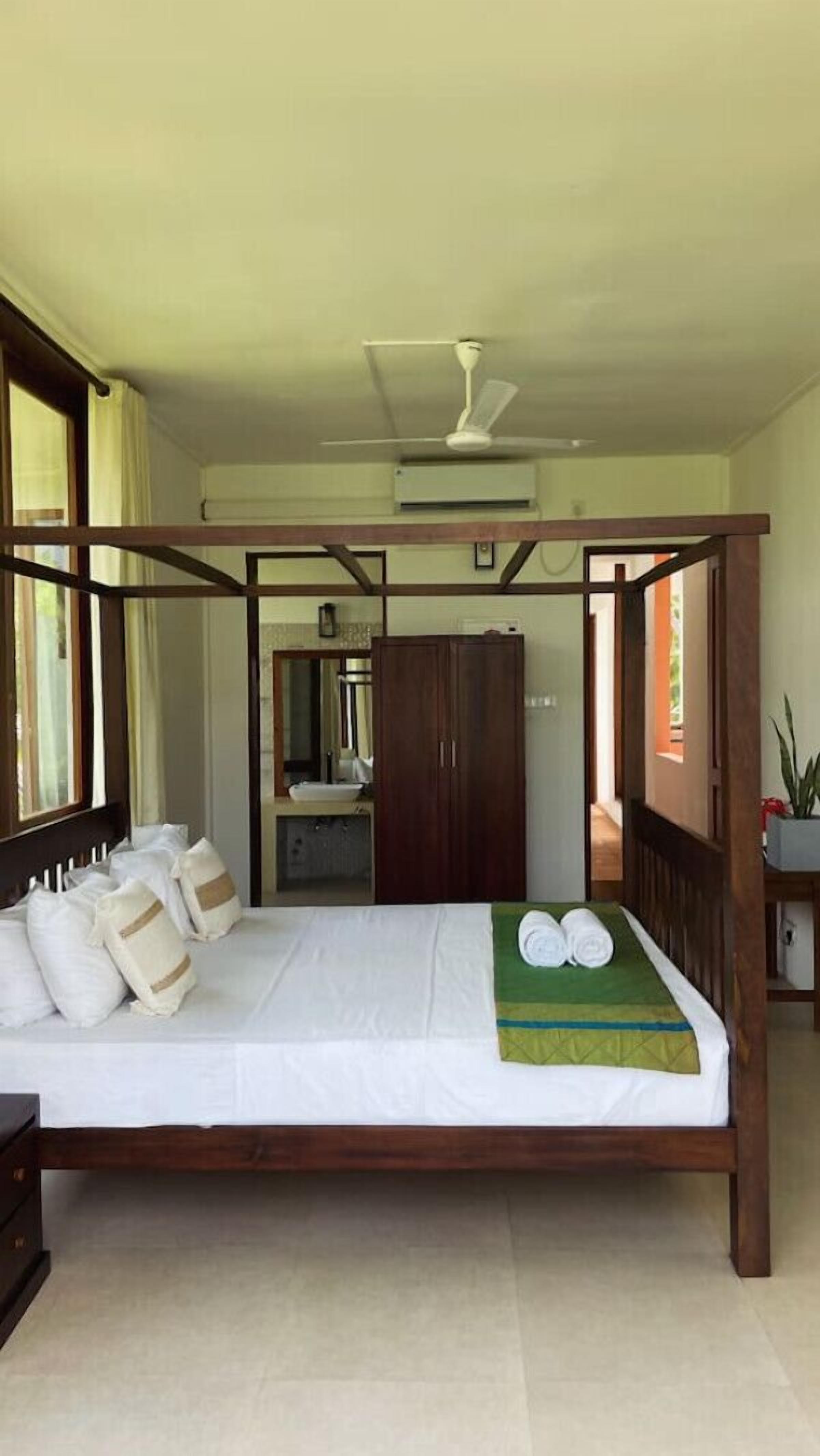 Laptop workspace, iron/ironing board, free WiFi