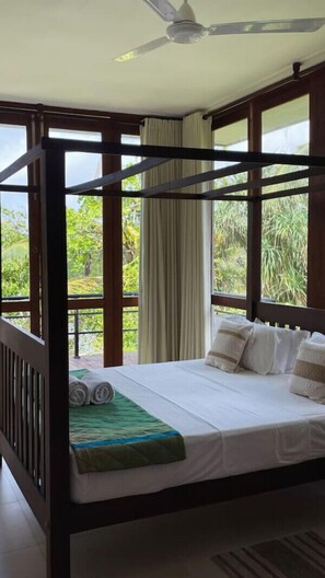Trang trí khác biệt, trang bị nội thất với thiết kế riêng biệt, bàn 