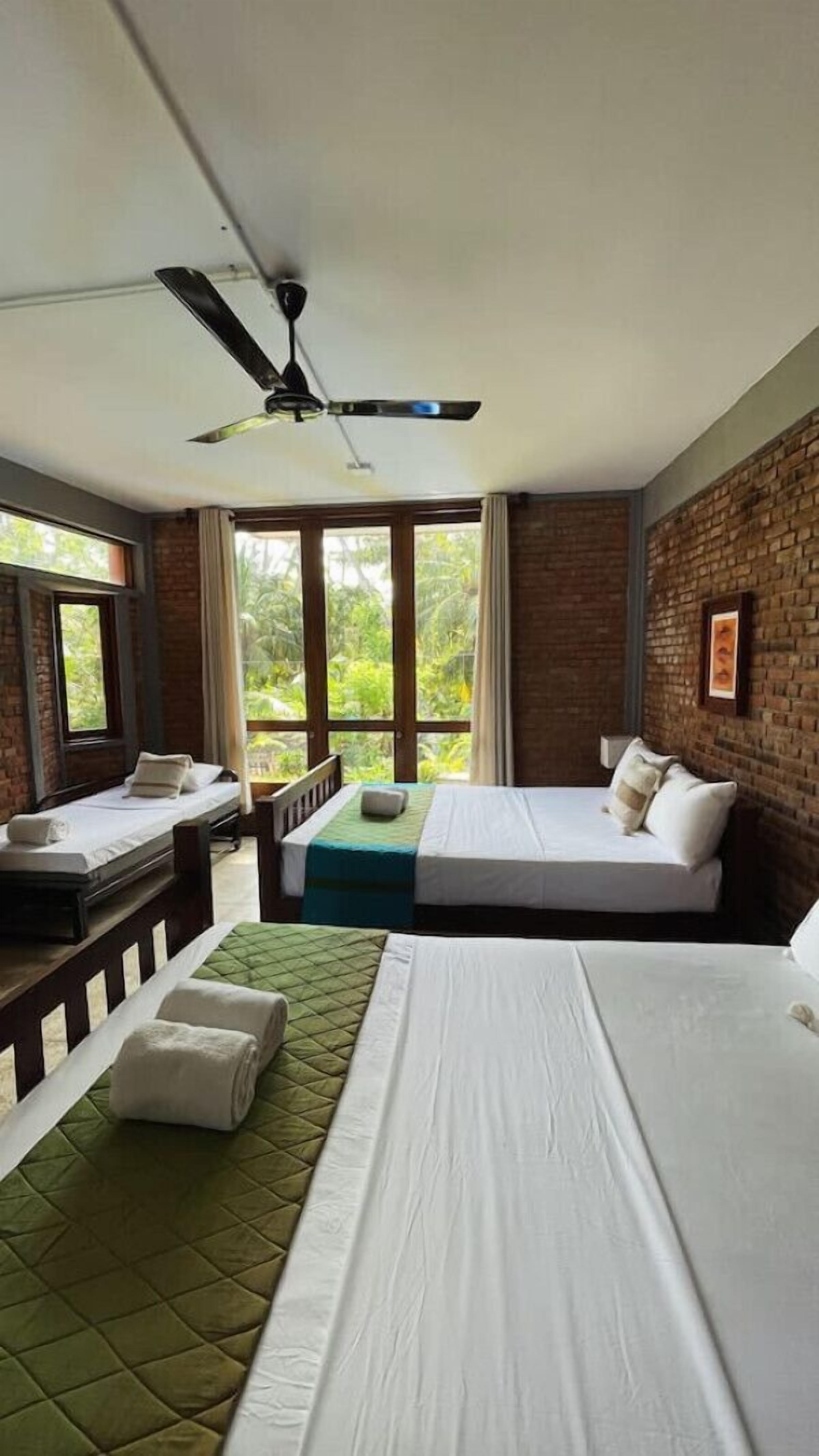 Room | Laptop workspace, iron/ironing board, free WiFi