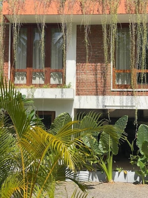 Individually decorated, individually furnished, desk, laptop workspace - Ko Lake Villa Rooms lakeside Beach (Koggala)