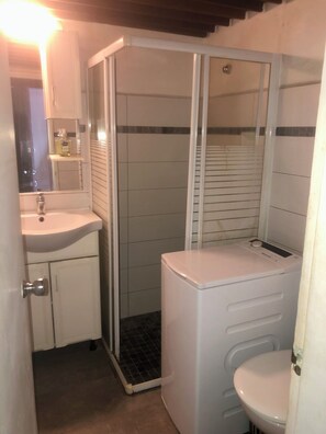 Sèche-cheveux, serviettes fournies, savon, papier toilette