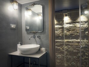 Dusche, Haartrockner, Handtücher, Seife