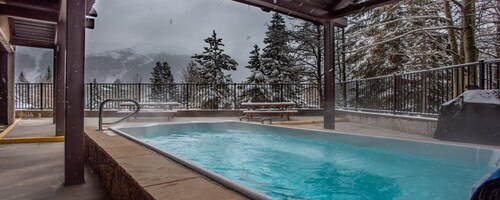 Beautiful Ski-in/Ski out Center Village studio, sleeps 4