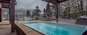 Beautiful Ski-in/Ski out Center Village studio, sleeps 4