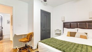 A bedroom with a bed, a desk, and a chair. - 5 Mi to Dtwn Atlanta: Family Home w/ Fenced Yard (Atlanta)