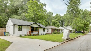 A row of single-story houses with a front yard and a sidewalk. - 5 Mi to Dtwn Atlanta: Family Home w/ Fenced Yard (Atlanta)