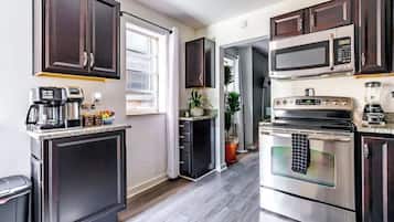 Full-sized fridge, microwave, oven, stovetop