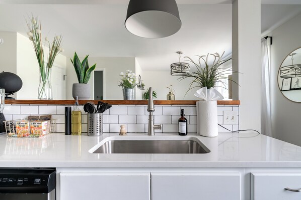 Refrigerador con freezer, microondas, horno, placa de cocina