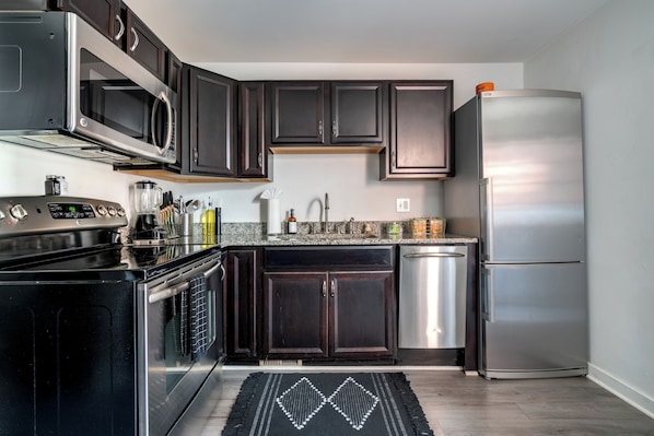 Refrigerador con freezer, microondas, horno, placa de cocina