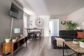 Apartamento família, para não fumantes, varanda | Área de estar | Smart TV 32 polegadas com canais digitais, Netflix, Hulu