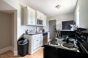 Refrigerador con freezer, microondas, horno, placa de cocina