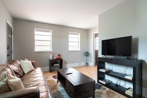 Family Apartment, Non Smoking, Patio | Ruang tamu | 32 inci sebuah televisyen pintar dengan digital, Netflix, Hulu