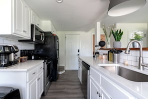 Apartamento família, para não fumantes, varanda | Cozinha privada | Geladeira grande, micro-ondas, fogão, cooktop