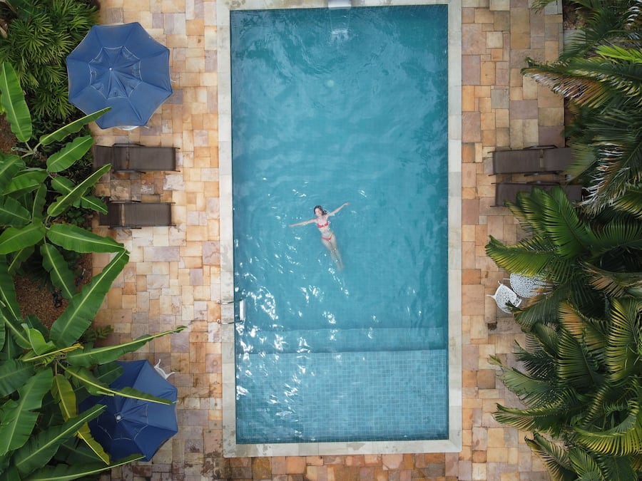 Kolam renang indoor, dengan payung kolam renang
