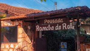 A rustic stone building with a sign reading "Pousada Rancho do Ral." - Pousada Rancho do Ralf (Pirenópolis)