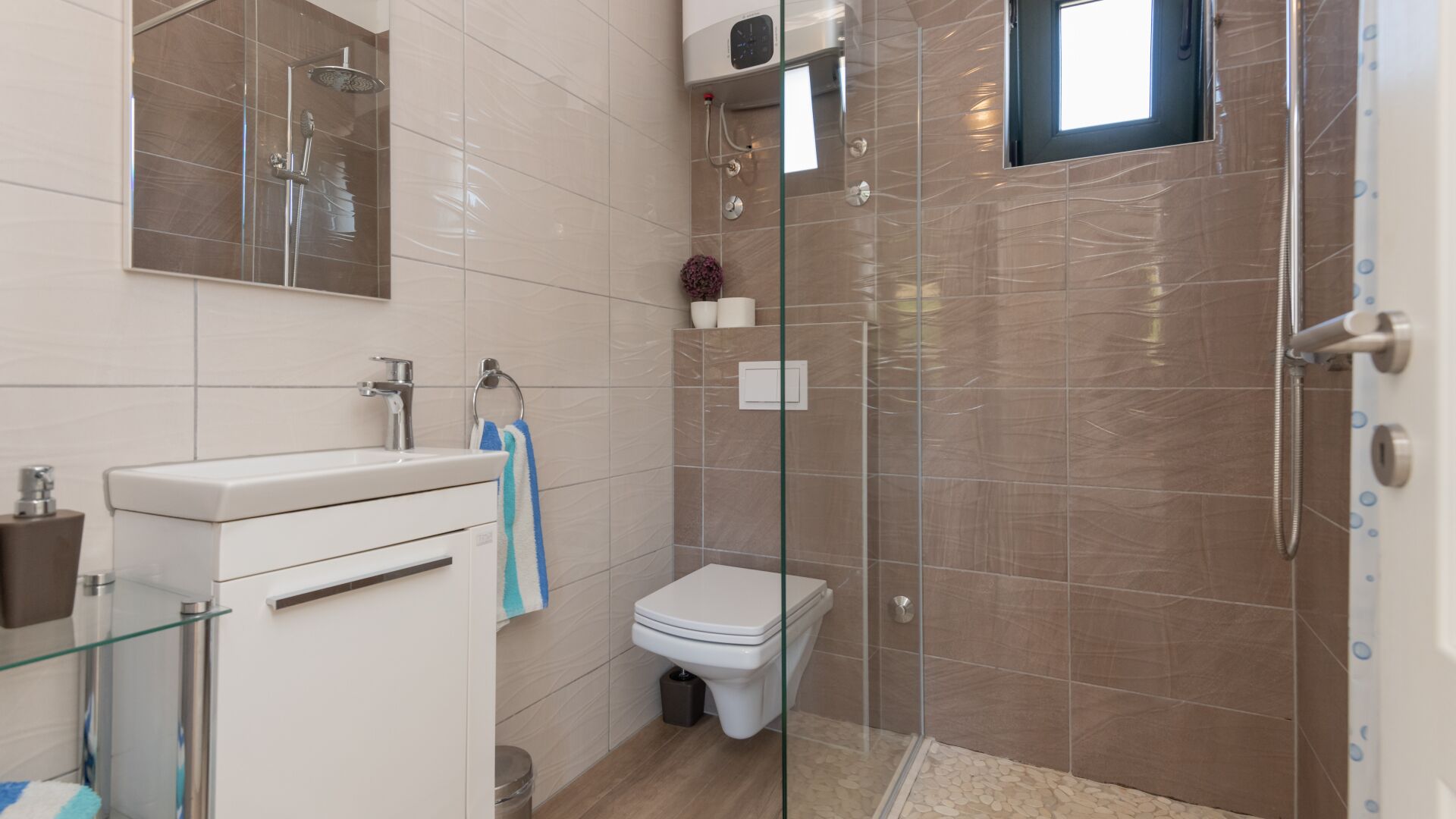 Shower, hair dryer, towels
