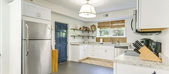 4 Mi to Uga: Bright & Airy Athens Apartment!