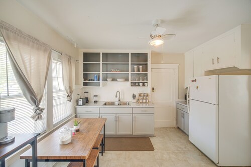 2 Mi to Zoo: Charming Apt w/ Balcony in Cleveland