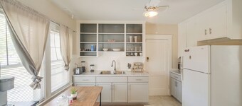 2 Mi to Zoo: Charming Apt w/ Balcony in Cleveland